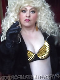 European mature granny enjoys to pose very much