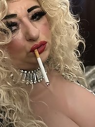 Pregnant MILF needs cock and she gets one in her pussy