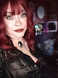 Aged lady plays with her pussy using her finger while naked