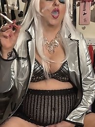 Two old ladies are posing totally naked on the pictures check it out