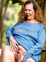 Brunette Wife's Long Fingernails Used to Eat Her Own Ass