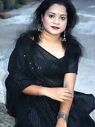 Dazzling older girl is fingering herself