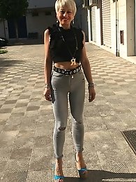 Polish tart is fingering her wet cunt